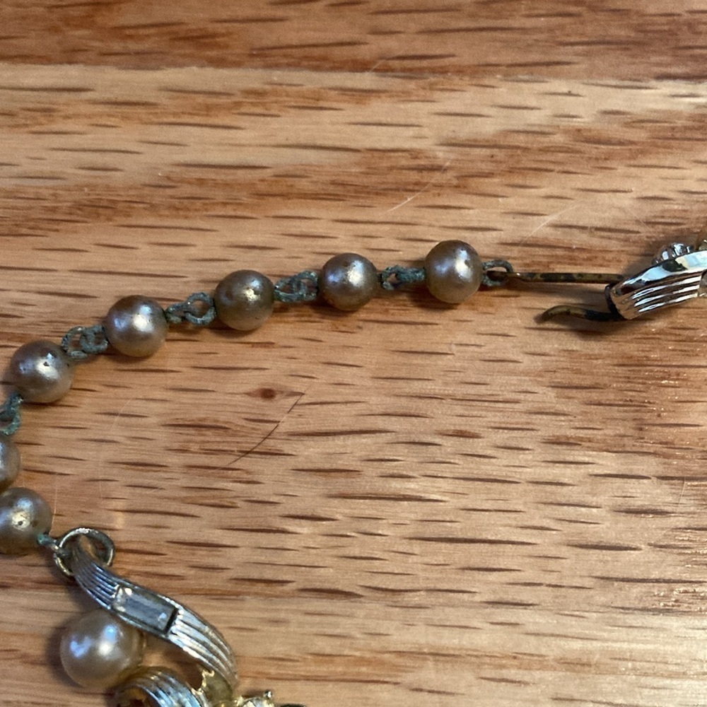 Golden and pearly necklace. - Picture 6 of 6
